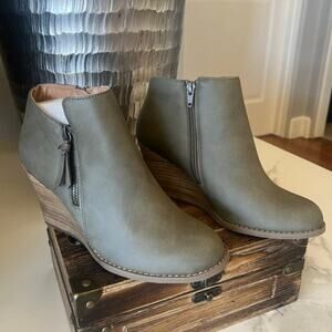Report Footwear Guine Wedge Booties in Olive
